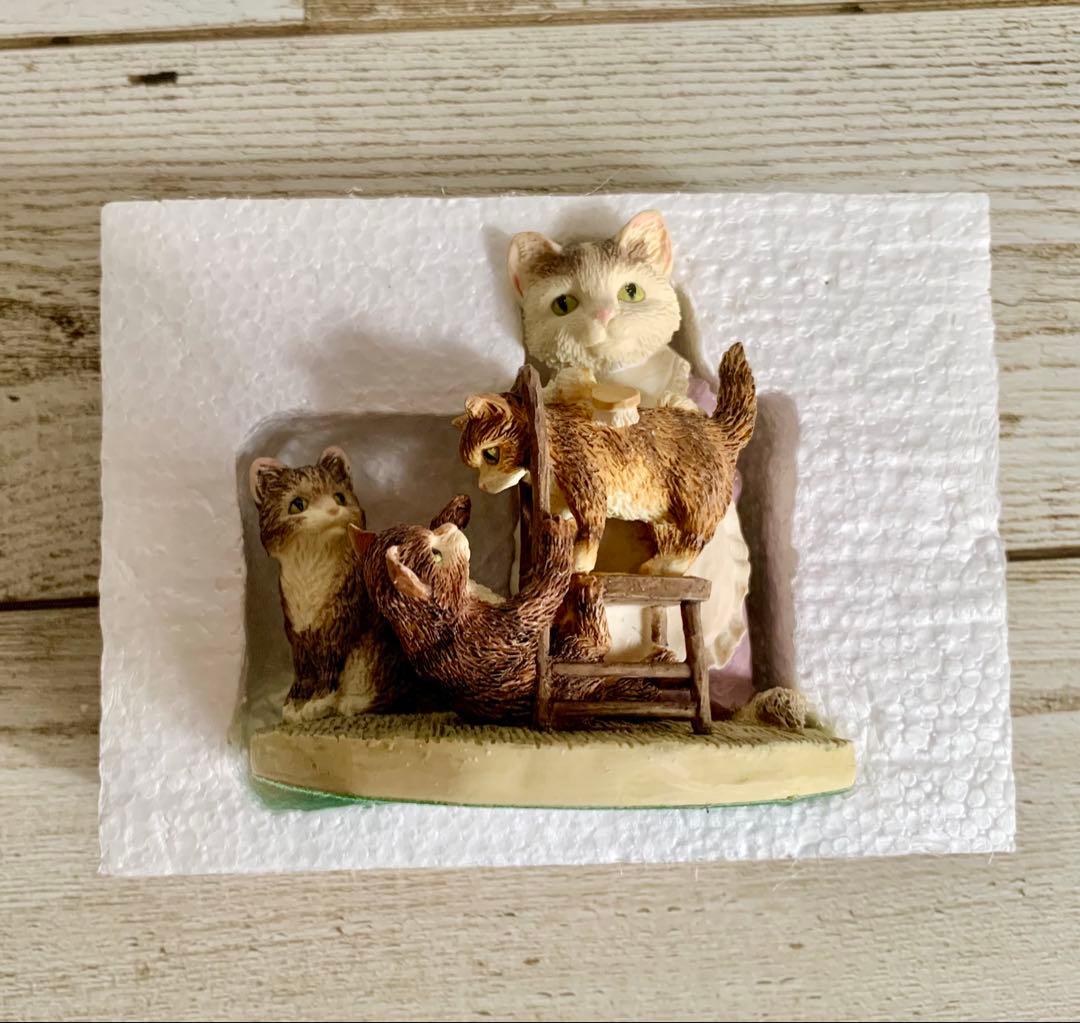子猫をブラッシングするタビタ奥さん フィギュリン ピーターラビット 置物