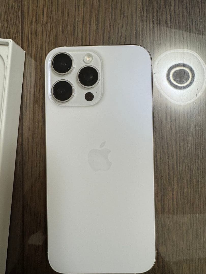 iPhone 16Pro Max 本体とBerkinの保護ファイル、ケース付き