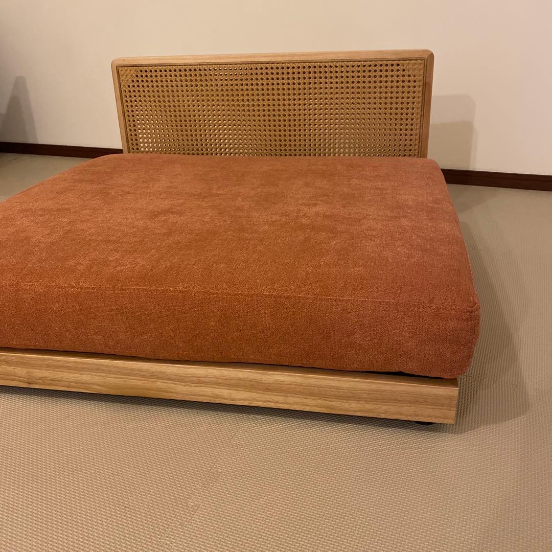 ほぼ新品　1人掛けソファー　大きめソファー　ローソファ　背もたれ木製　お洒落