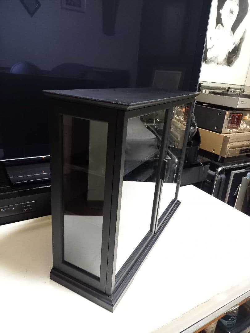 スタイリッシュ　モダン　三面　硝子　マット　ブラック　ショーケース　三段