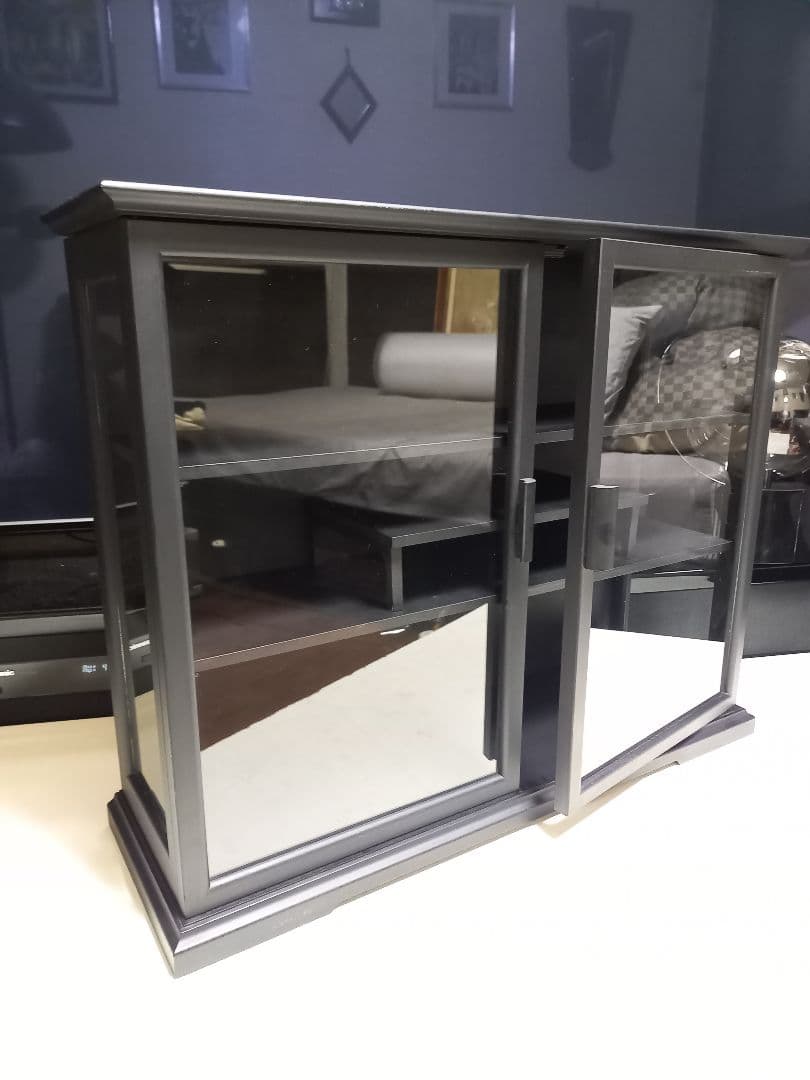 スタイリッシュ　モダン　三面　硝子　マット　ブラック　ショーケース　三段