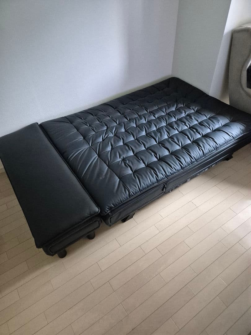 黒い合成皮革ソファベッド / コレクションのみ