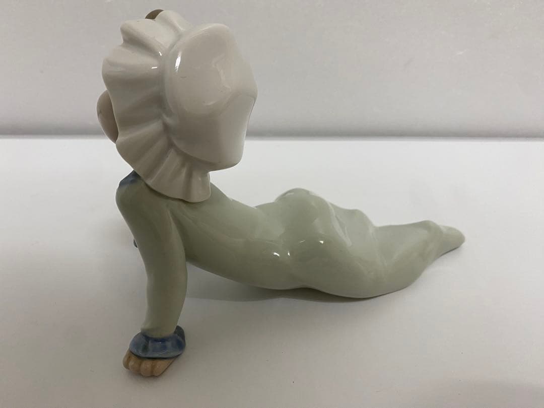 リヤドロ磁器「床に座る赤ちゃん」ハイハイ