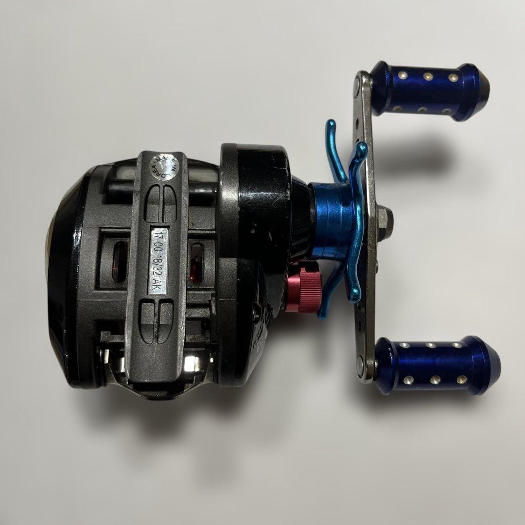 Abu Garcia ベイトリール 黒/青/赤　レボエリートCB REVO