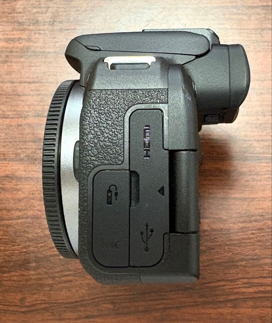 キヤノンEos R10 ボディー 新品同様 保証&おまけ付き❣️