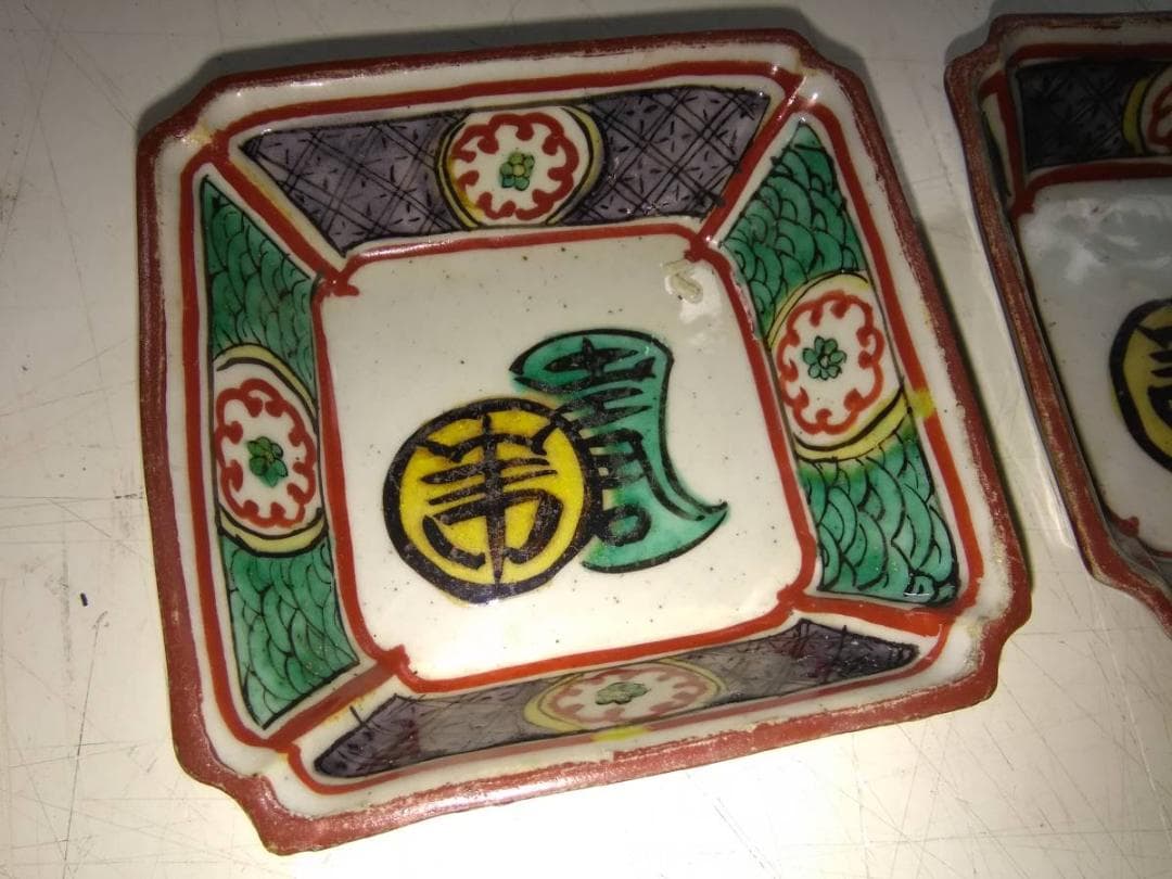 九谷焼　手書き色絵　青海波に和柄花文様　美しい角皿二客　角福印