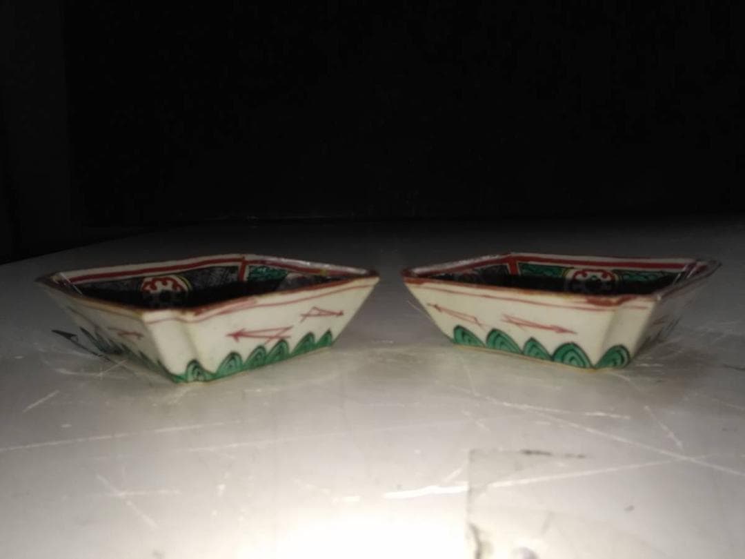 九谷焼　手書き色絵　青海波に和柄花文様　美しい角皿二客　角福印