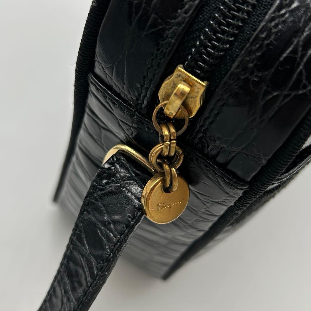 Salvatore Ferragamo ショルダーバッグ ヴァラ 黒 ブラック