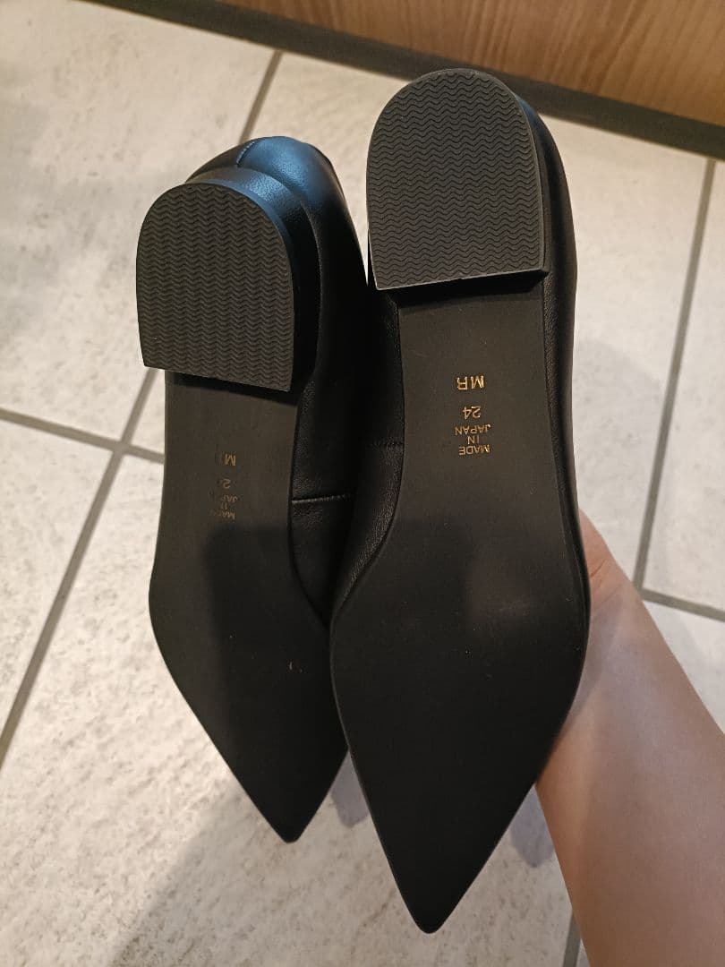 DIANA ブラック ポインテッドトゥ フラットシューズ