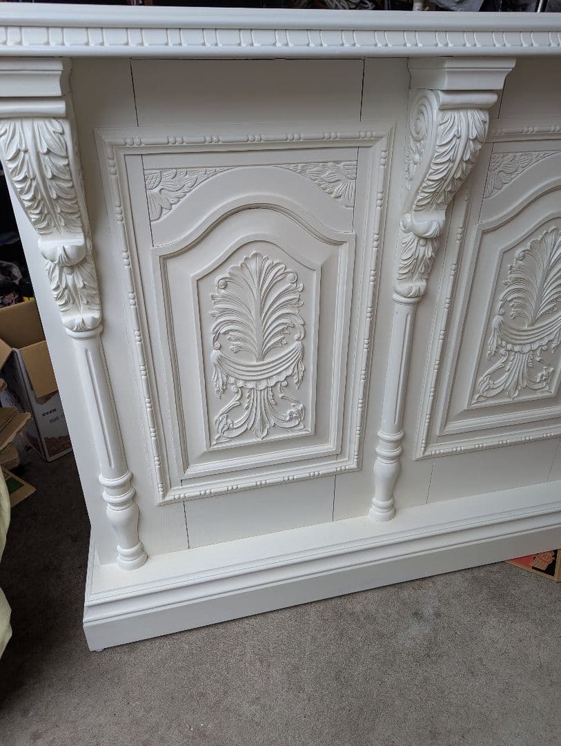 西欧彫刻　カウンターテーブル　ホワイト装飾