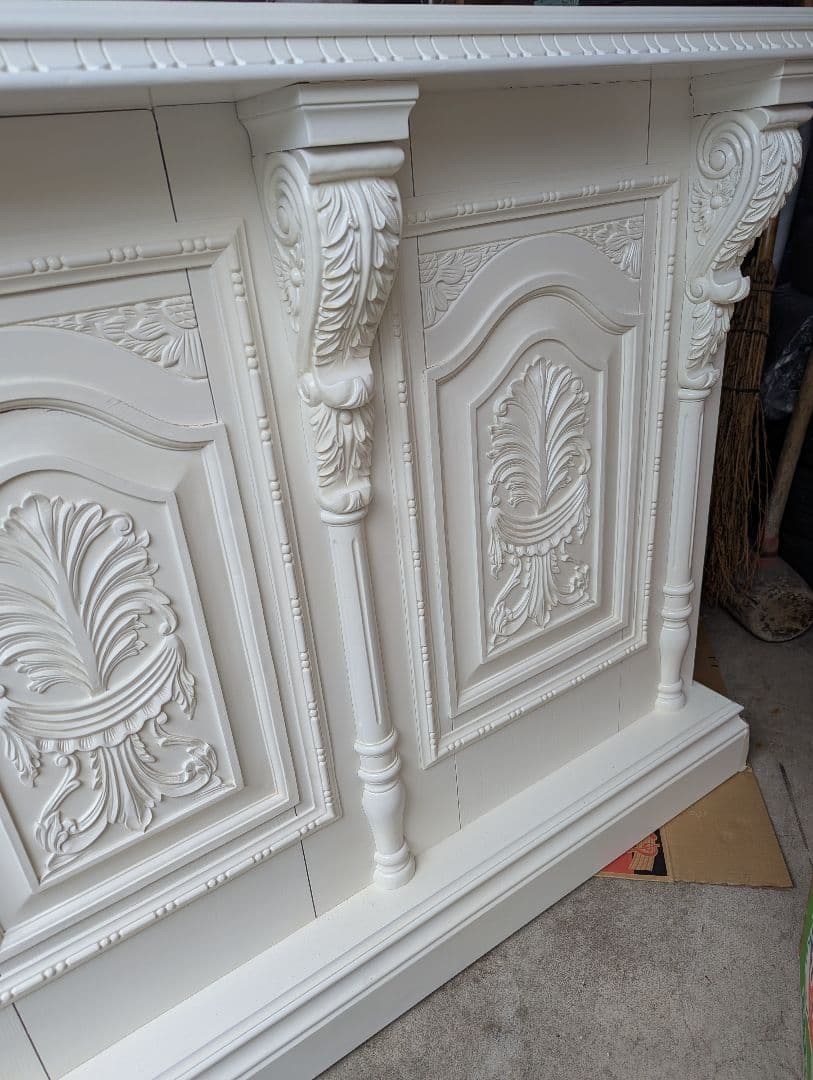 西欧彫刻　カウンターテーブル　ホワイト装飾