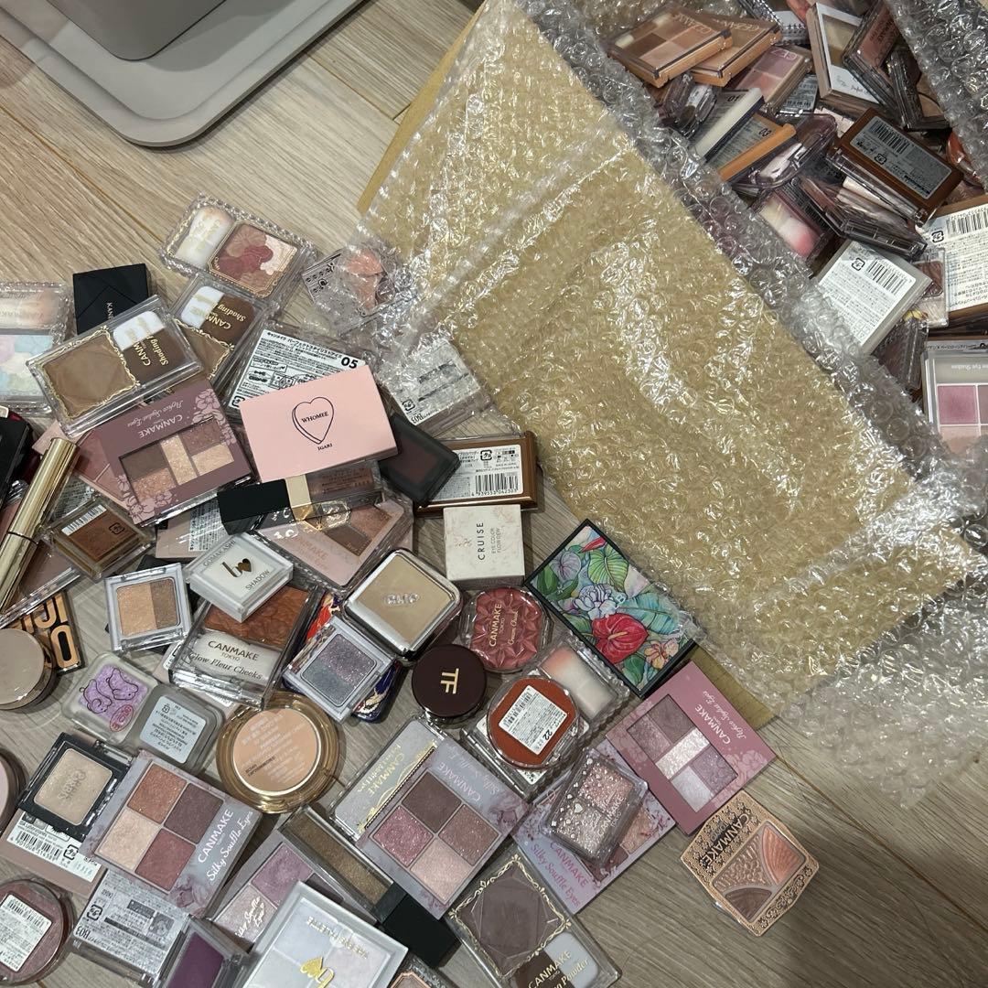 アイシャドウ、チーク等　まとめ売り　130点以上