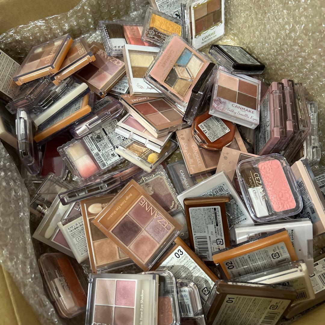 アイシャドウ、チーク等　まとめ売り　130点以上
