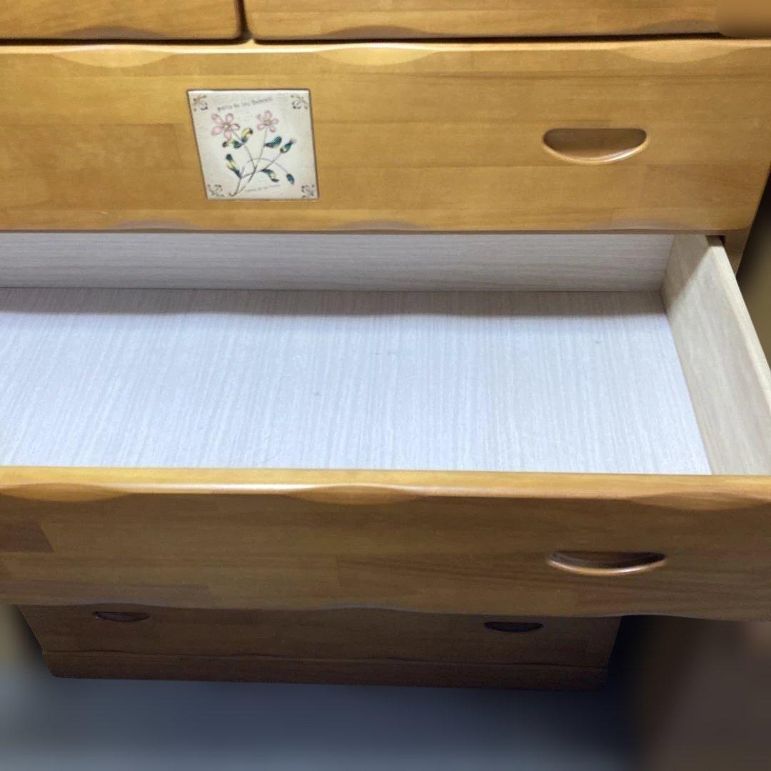 木製チェスト 7段9引き出し 花の装飾付き