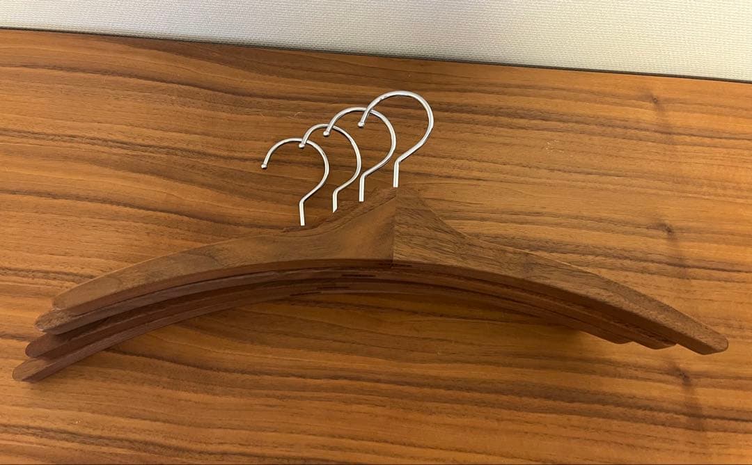 【新品・４本セット】 高級無垢　cosine(コサイン)ハンガー　木製