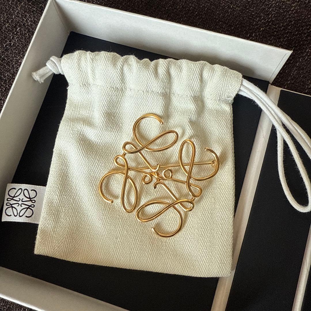 LOEWE ゴールドブローチ ポーチ箱付き
