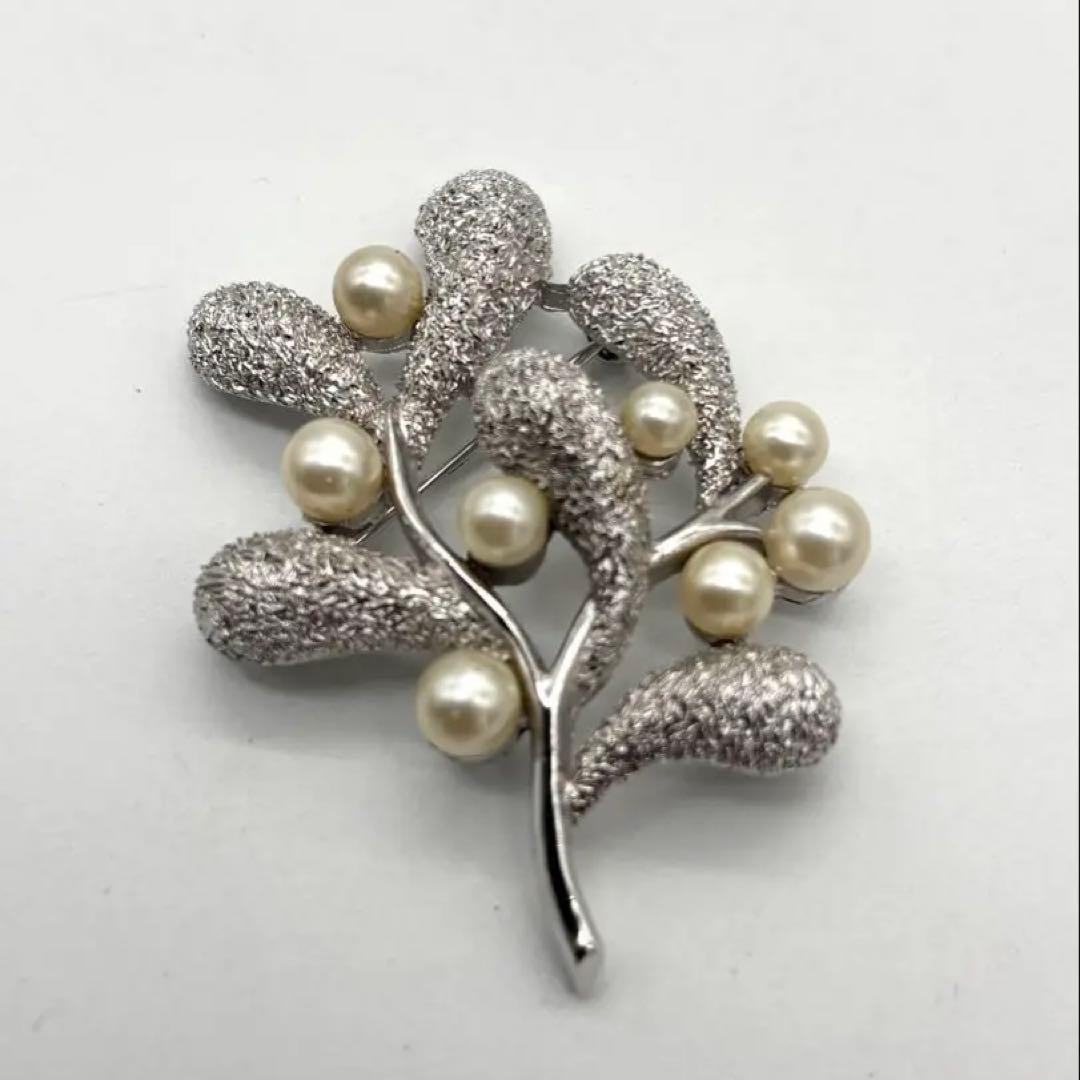 TRIFARI 1950年代ヴィンテージ　宿り木のブローチ