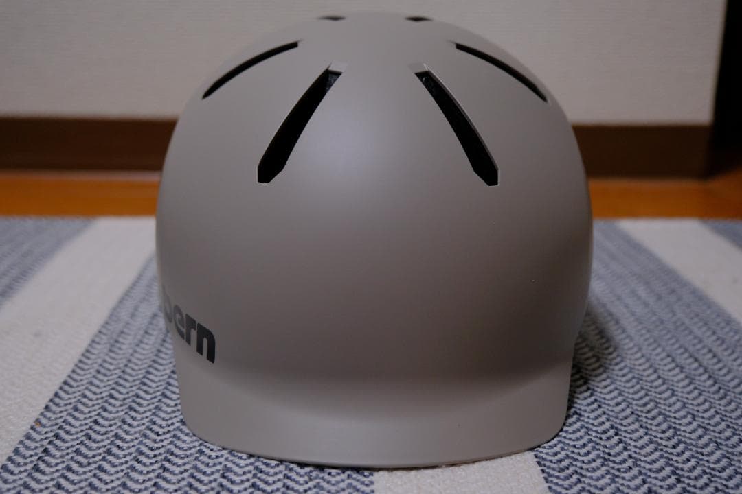 【状態良好】bern ヘルメット グレー　Mサイズ　スノーボード用