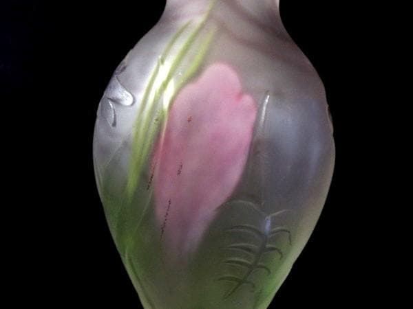 陽刻蜻蛉蝶紋硝子花瓶　花器　高さ18cm