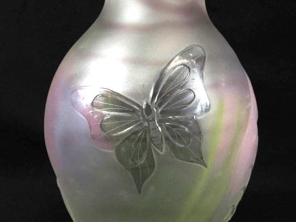 陽刻蜻蛉蝶紋硝子花瓶　花器　高さ18cm