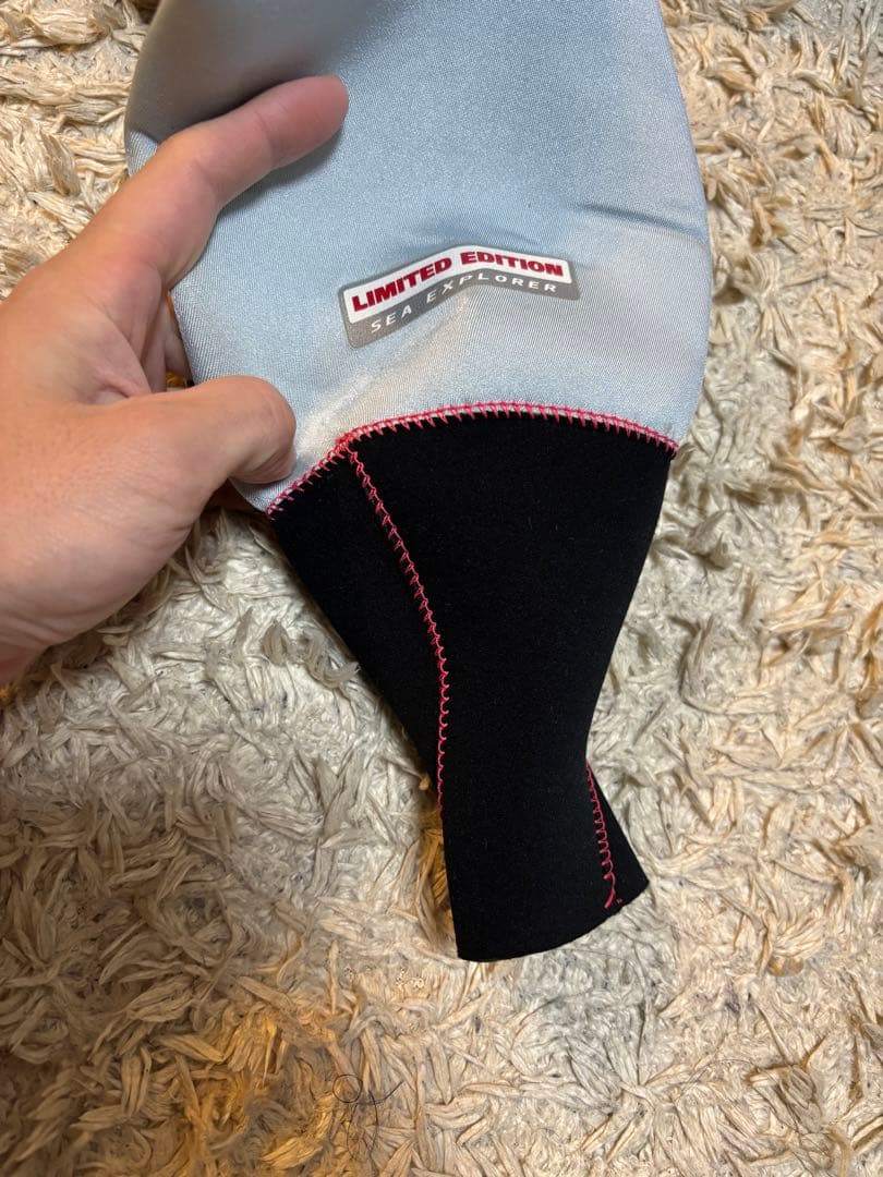 ウェットスーツ、ドライスーツ、ケースの3点セット