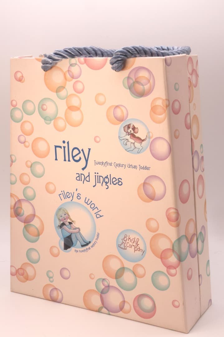 riley & Jingles ピンクのロンパースを着た女の子ドール19cm