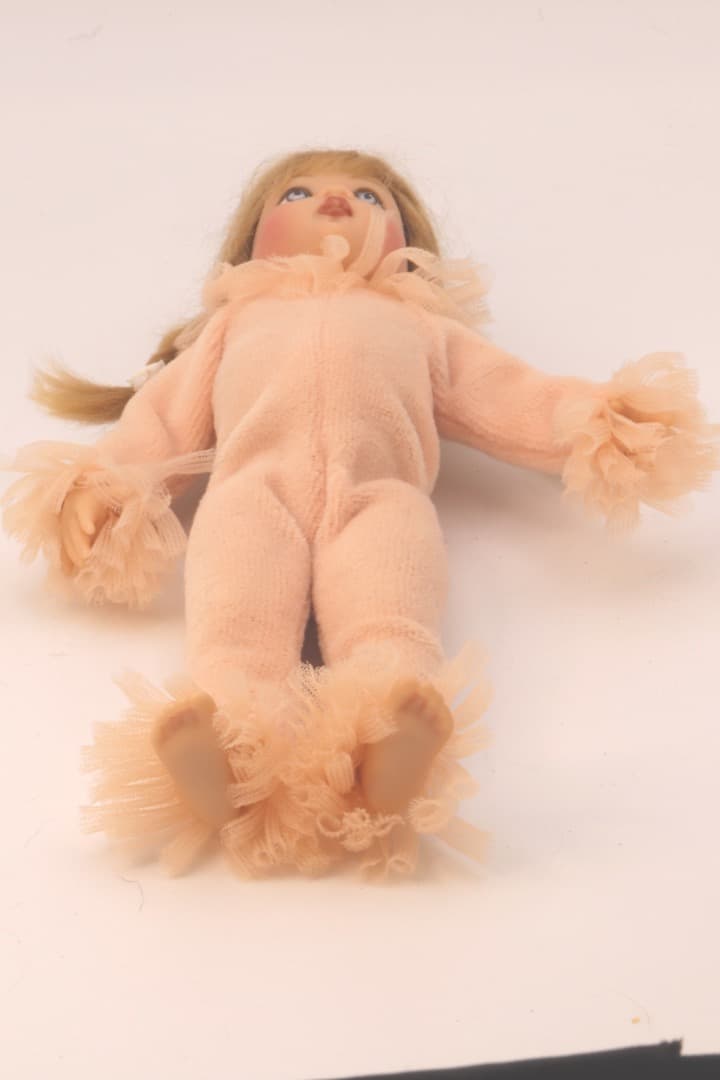 riley & Jingles ピンクのロンパースを着た女の子ドール19cm