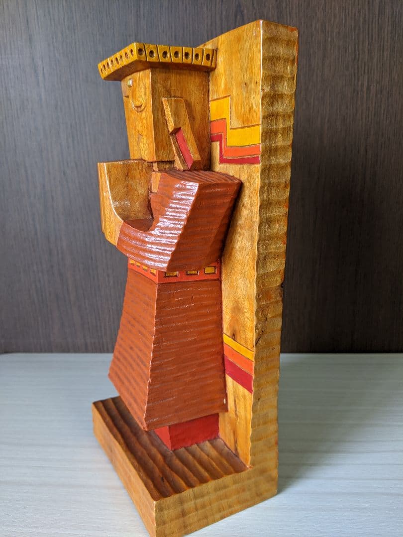 半抽象の平和観音さま　　木彫・彩色　作品番号 D−5　　　彫刻家　岩村一博