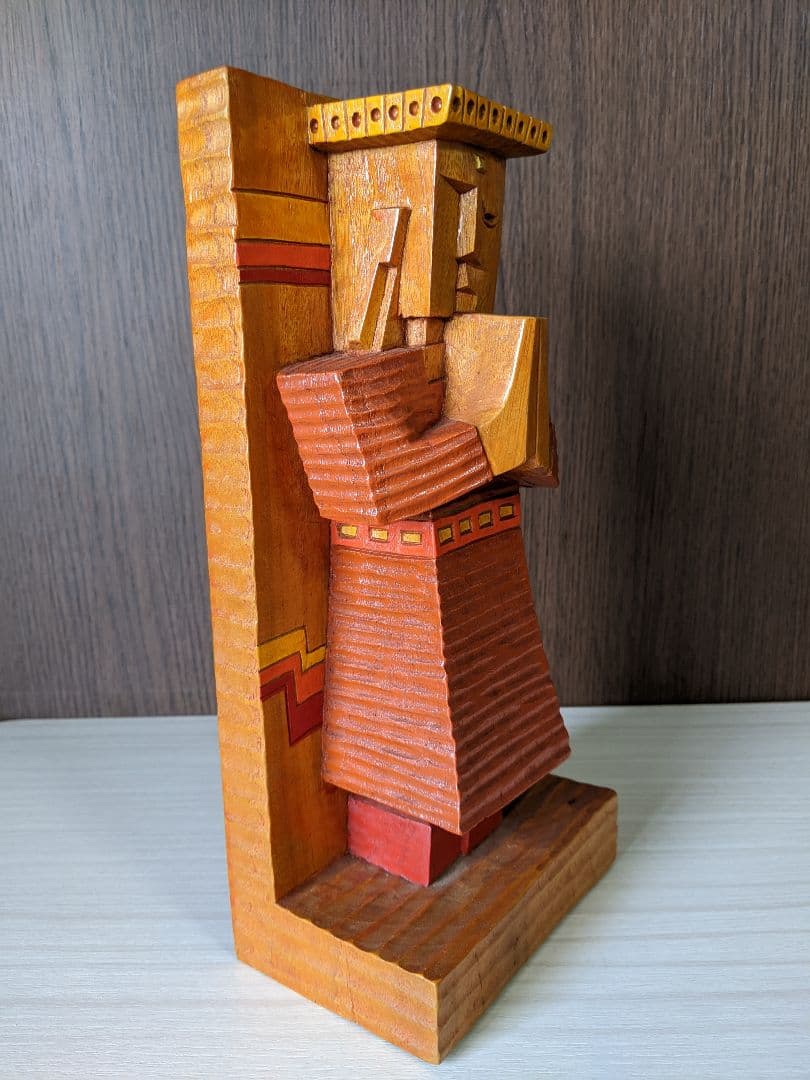 半抽象の平和観音さま　　木彫・彩色　作品番号 D−5　　　彫刻家　岩村一博