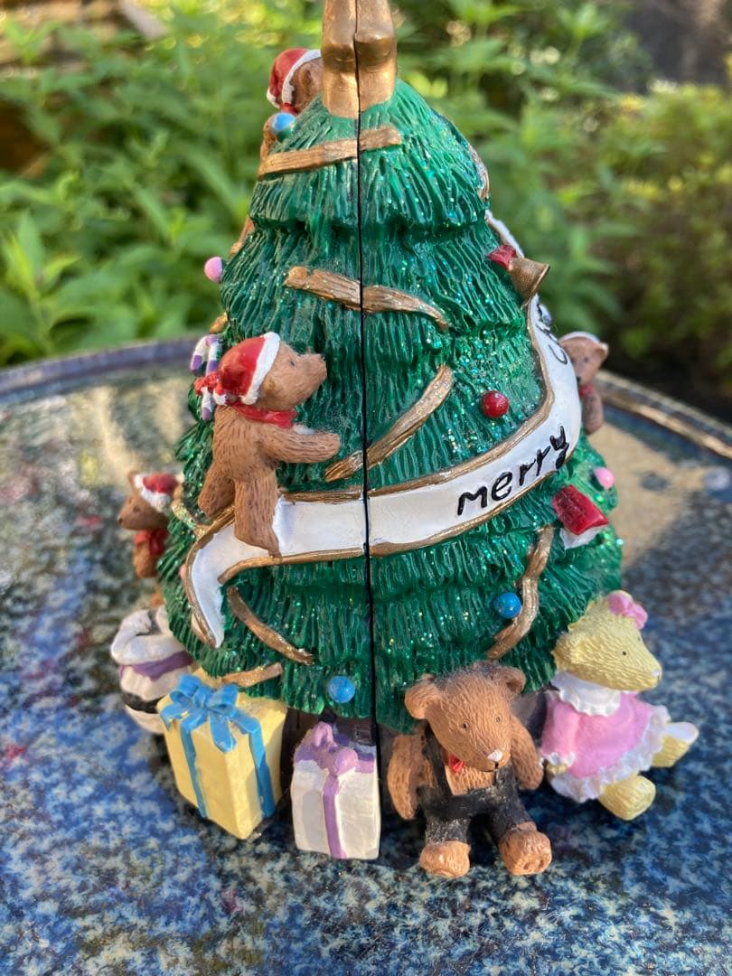 クリスマスツリー装飾とサンタフィギュア