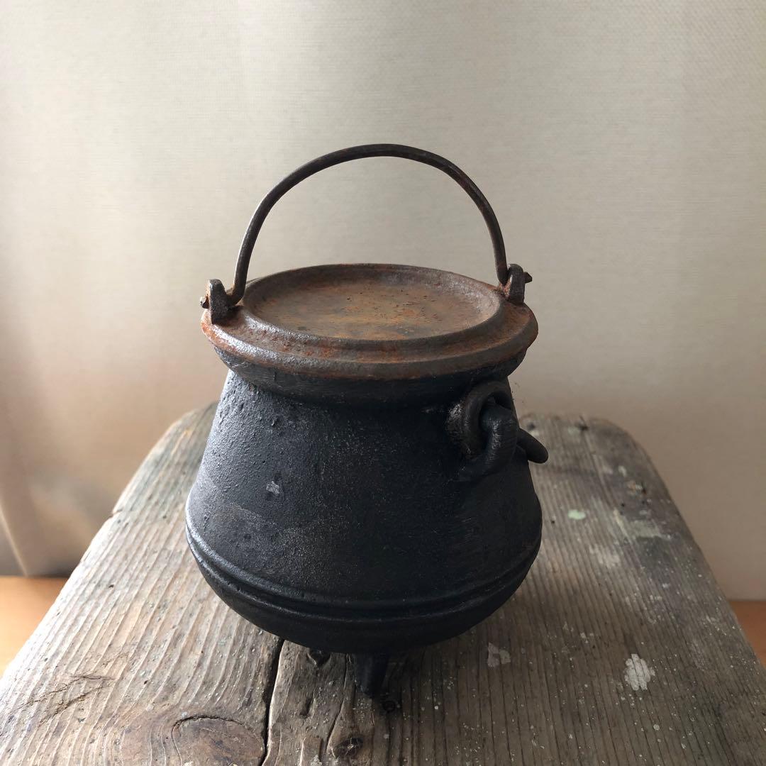 古い小さな鉄鍋（釜）　三ツ足　蓋付き　アンティーク　フランス　蚤の市　no.99
