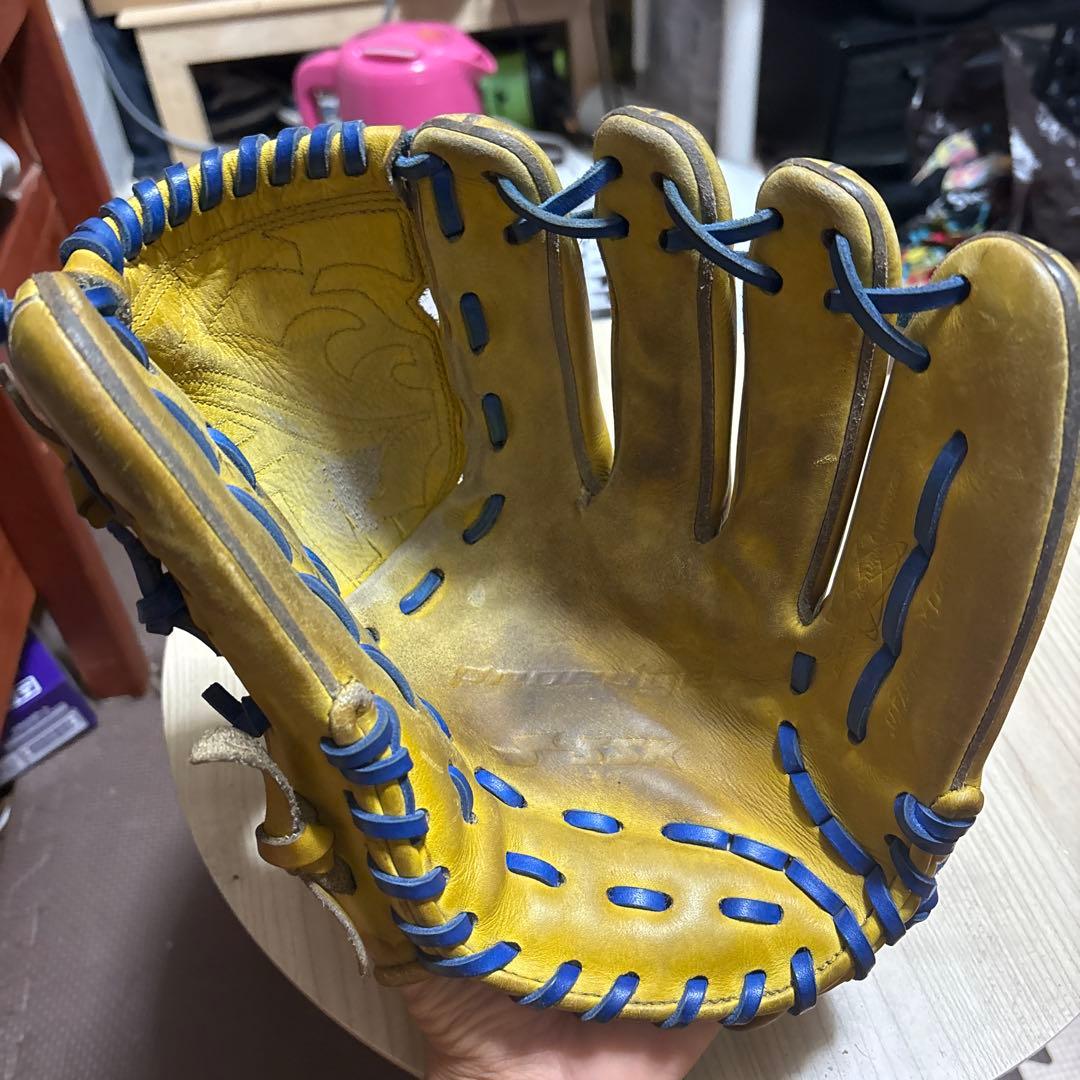 イエロー 硬式グローブ 青いステッチ