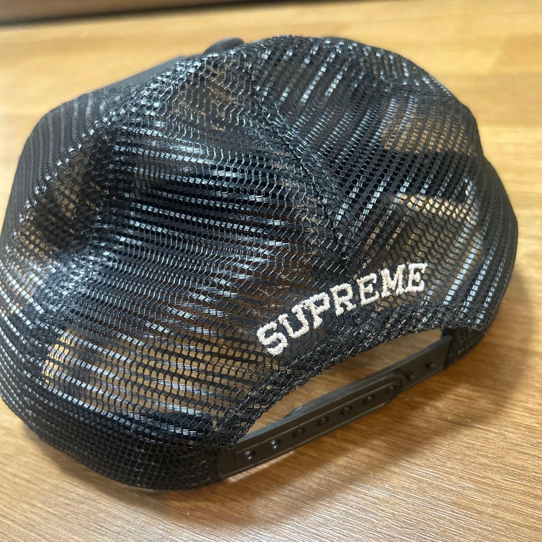 Supremeブラック トラッカーキャップ 刺繍ロゴ