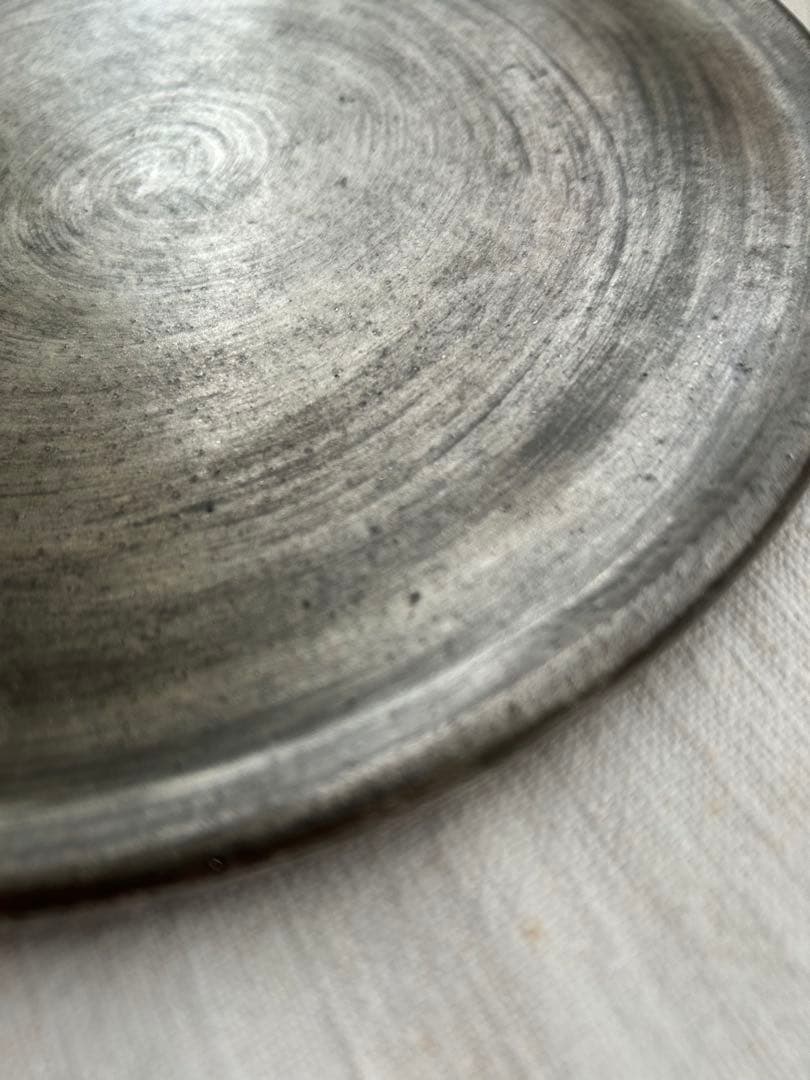 【安藤雅信】黒銀彩丸渕平皿八寸