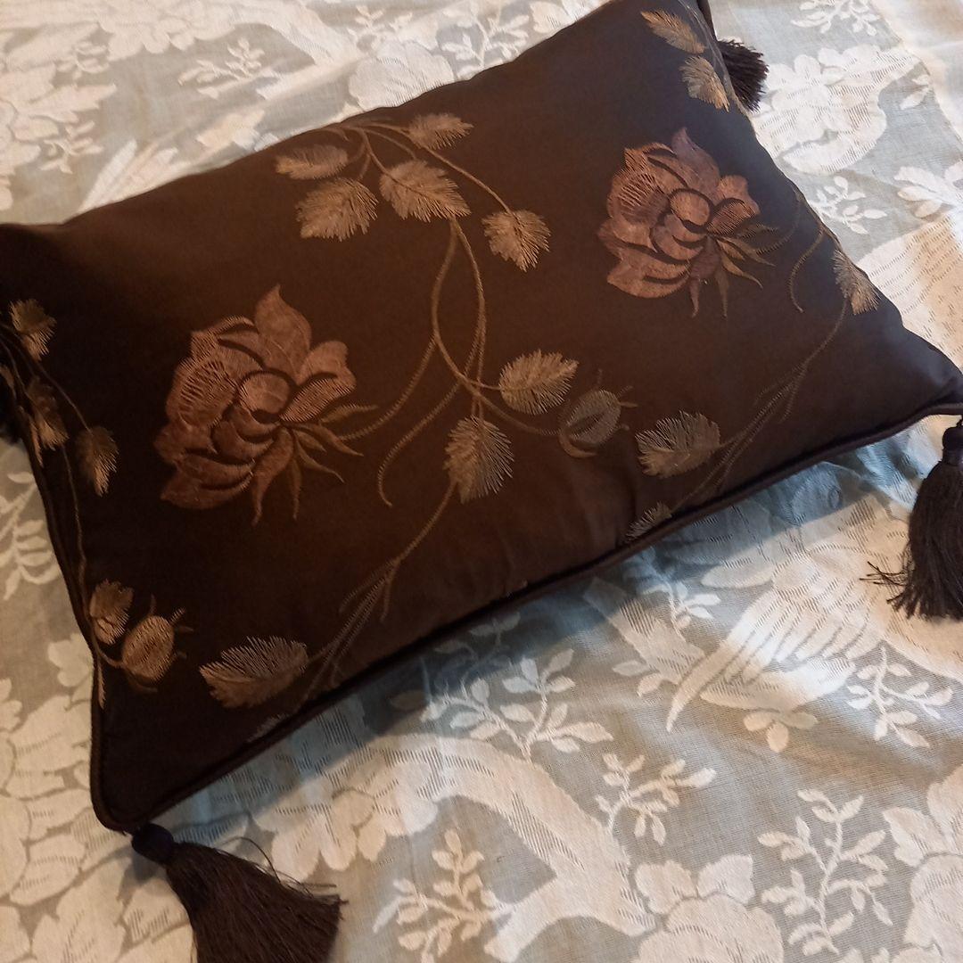 LAURA ASHLEYシルククッション