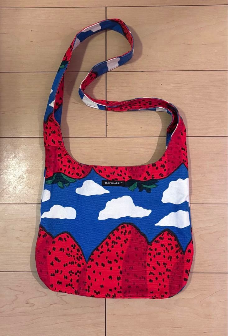 マリメッコ MANSIKKAVUORET イチゴの山 キャンバスショルダーbag