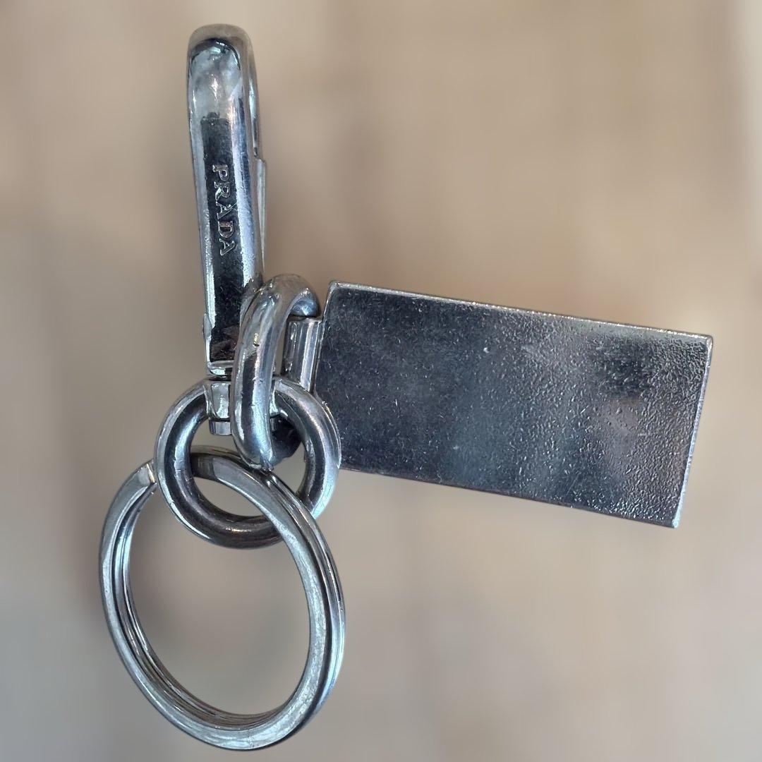 PRADA メタルキーホルダー ロゴ入り