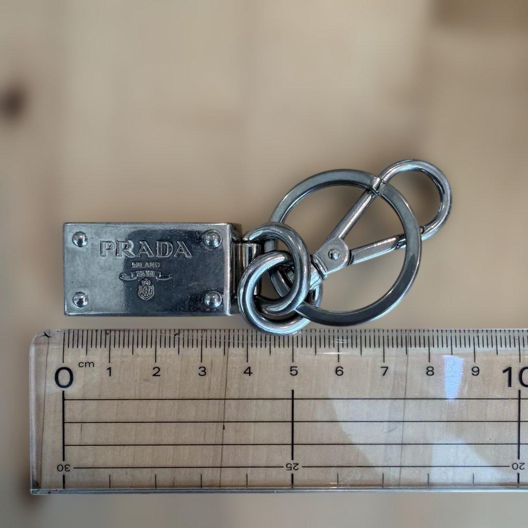 PRADA メタルキーホルダー ロゴ入り