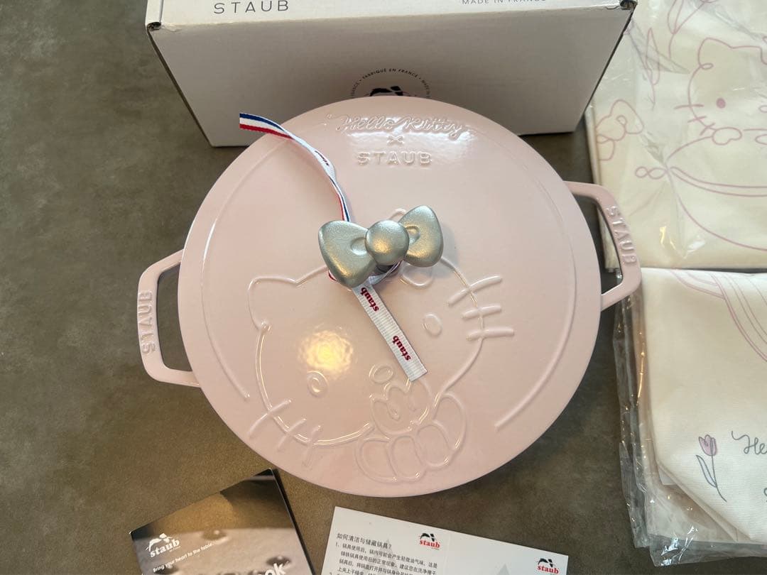 日本未発売海外限定　ストウブ ハローキティコラボ　ワナベ24cm 特典2点付き