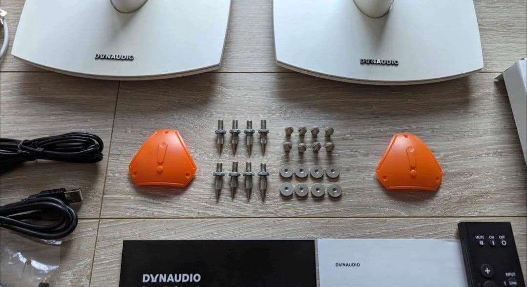 Dynaudio Xeo 4フロアスピーカーとスタンド2個セット、サテンホワイト