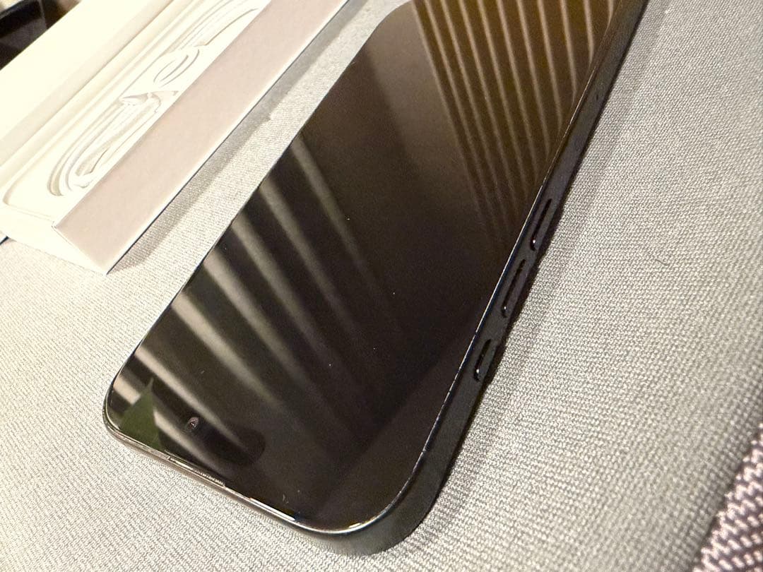 Apple iPhone 16 Pro 本体　ブラックチタニウム　256GB