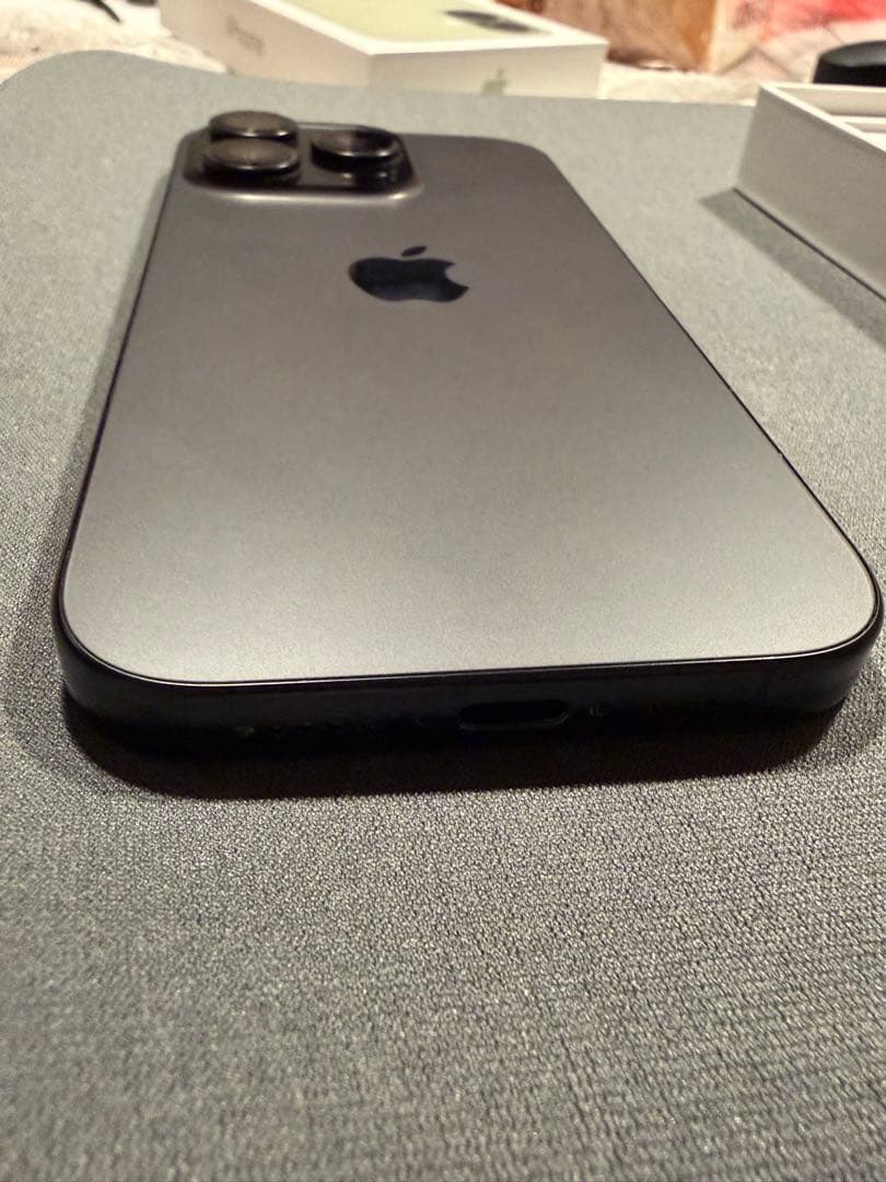 Apple iPhone 16 Pro 本体　ブラックチタニウム　256GB