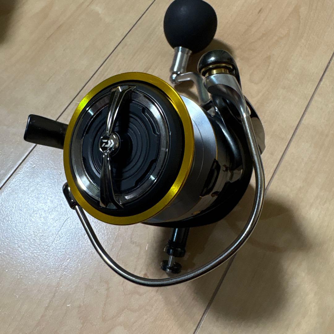 ダイワ 18ブラストLT5000D ドレスリールスタンド付　中古リール