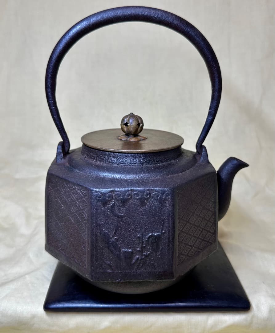 龍文堂」ハ角形鉄瓶・寒月梅花彫