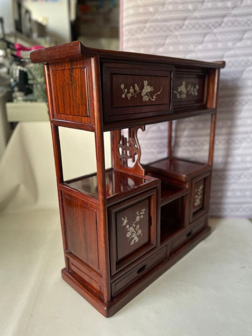 螺鈿細工 小ぶり 茶箪笥 飾り棚 段違い茶壷棚 和風飾り棚 透かし彫り 茶道具