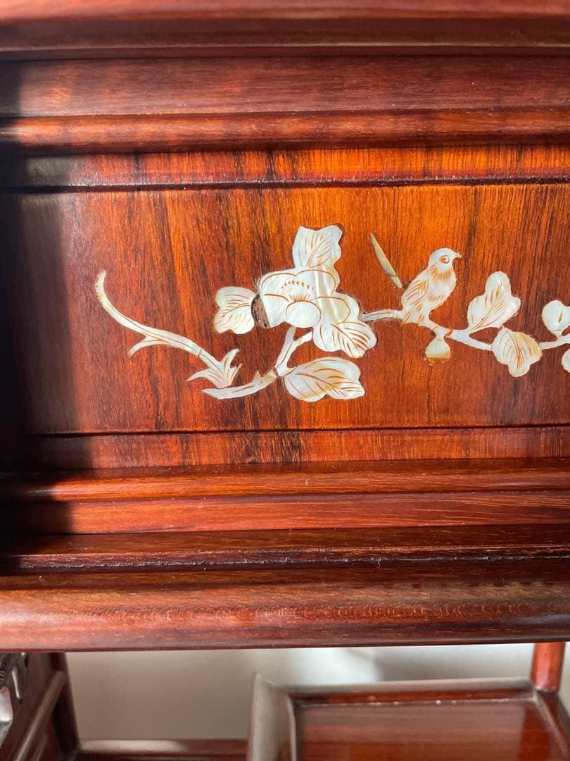 螺鈿細工 小ぶり 茶箪笥 飾り棚 段違い茶壷棚 和風飾り棚 透かし彫り 茶道具