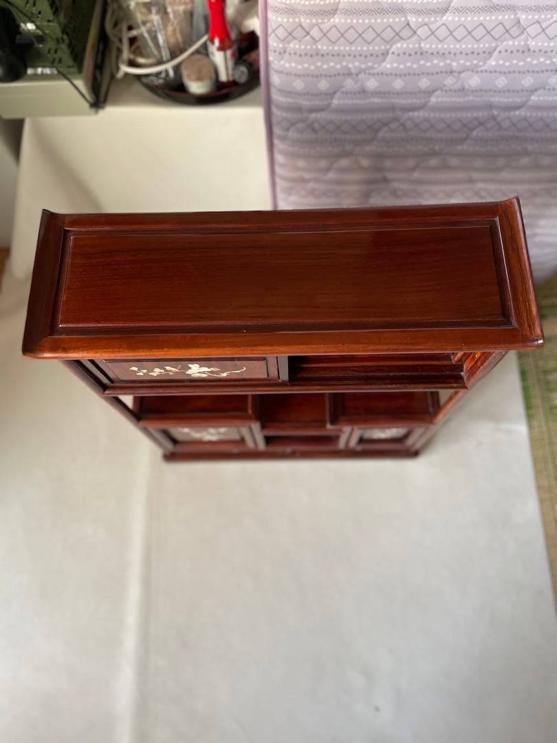 螺鈿細工 小ぶり 茶箪笥 飾り棚 段違い茶壷棚 和風飾り棚 透かし彫り 茶道具