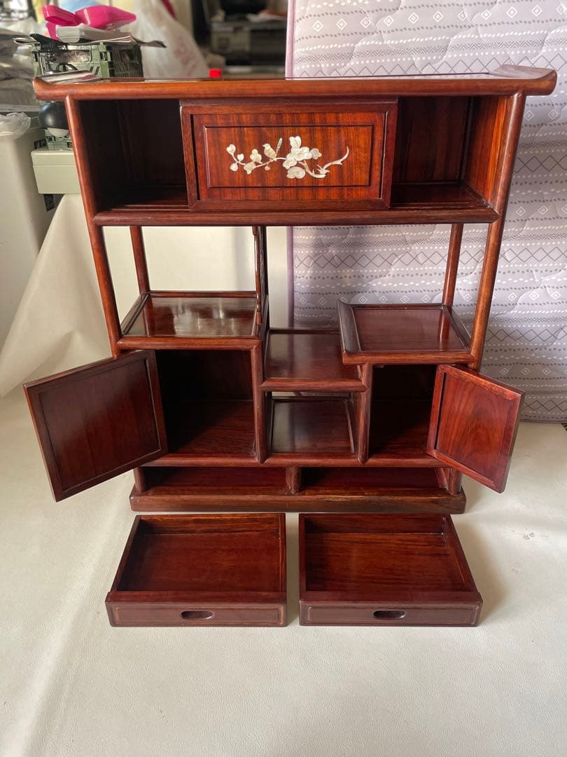 螺鈿細工 小ぶり 茶箪笥 飾り棚 段違い茶壷棚 和風飾り棚 透かし彫り 茶道具