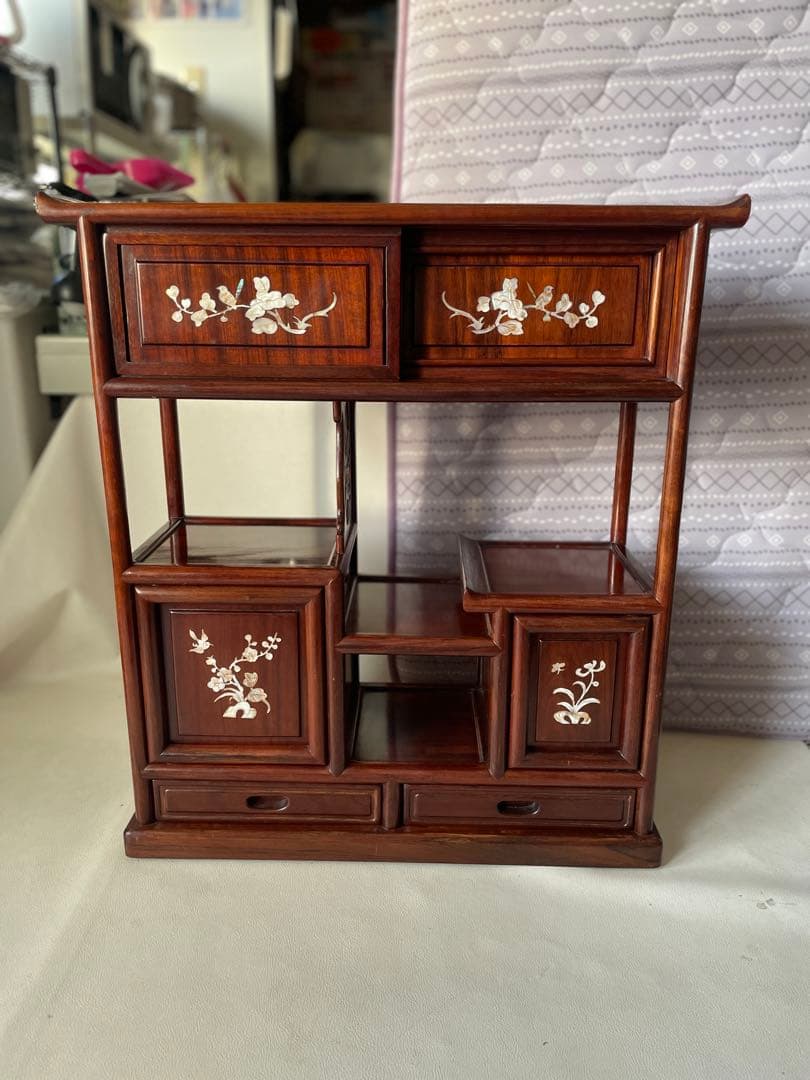 螺鈿細工 小ぶり 茶箪笥 飾り棚 段違い茶壷棚 和風飾り棚 透かし彫り 茶道具