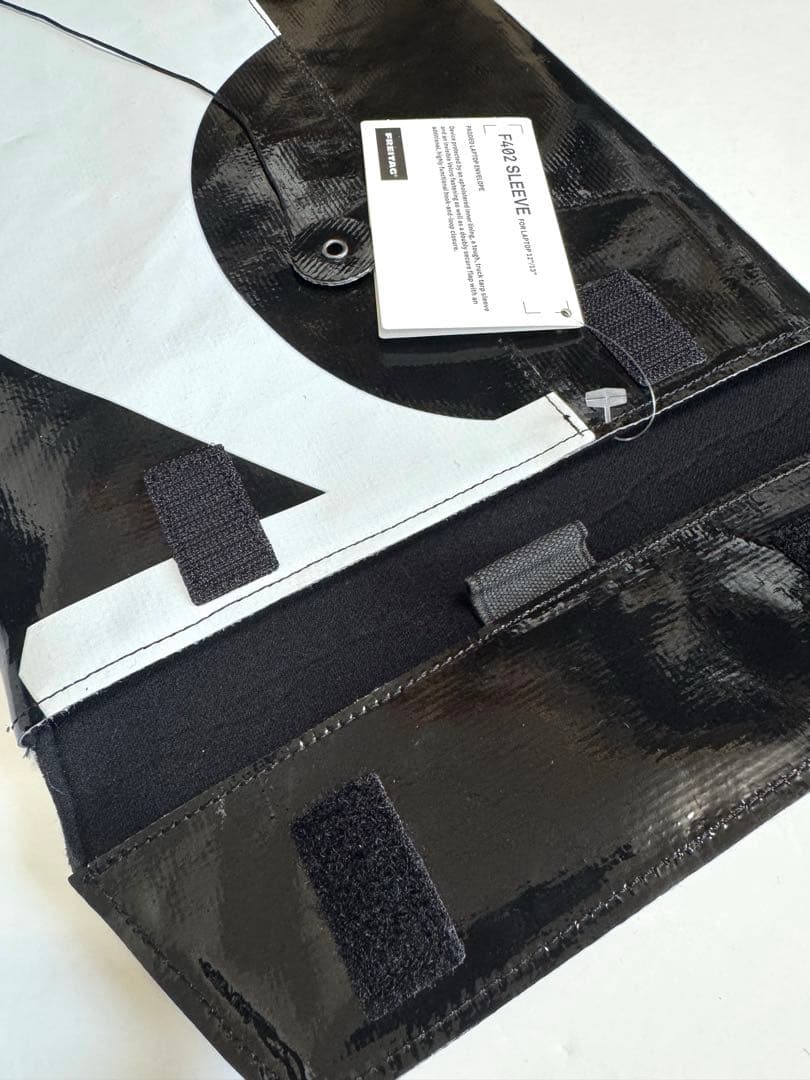 新品 未使用 タグ付 ブラック ホワイト F402 スリ一ブ タブレットケ一ス